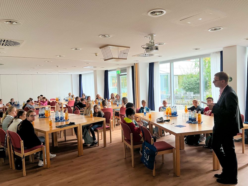 Kinder bei einem Vortrag