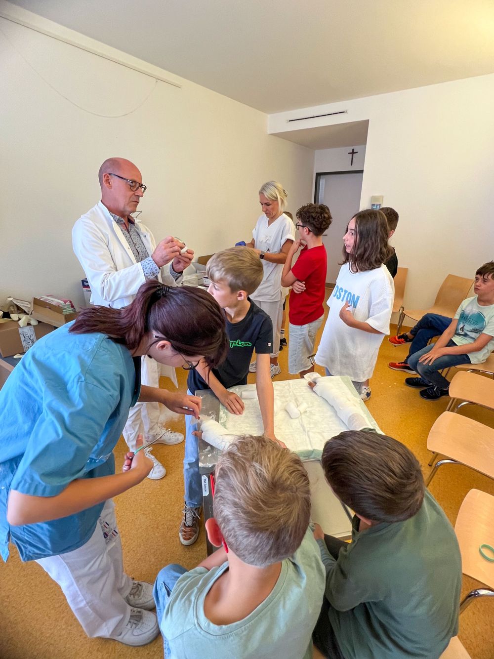Kinder testen verschiedene medizinische Aufgaben