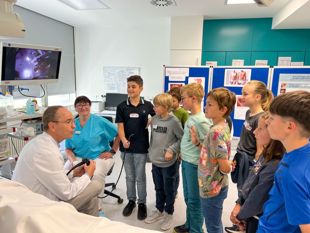 Kinder testen verschieden Medizinische Aufgaben