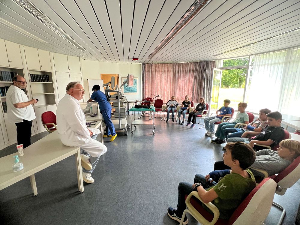 Kinder testen verschiedene Medizinische Aufgaben