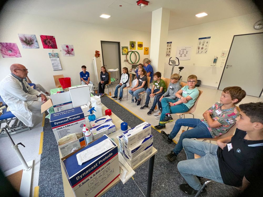 Kinder testen verschiedene Medizinische Aufgaben