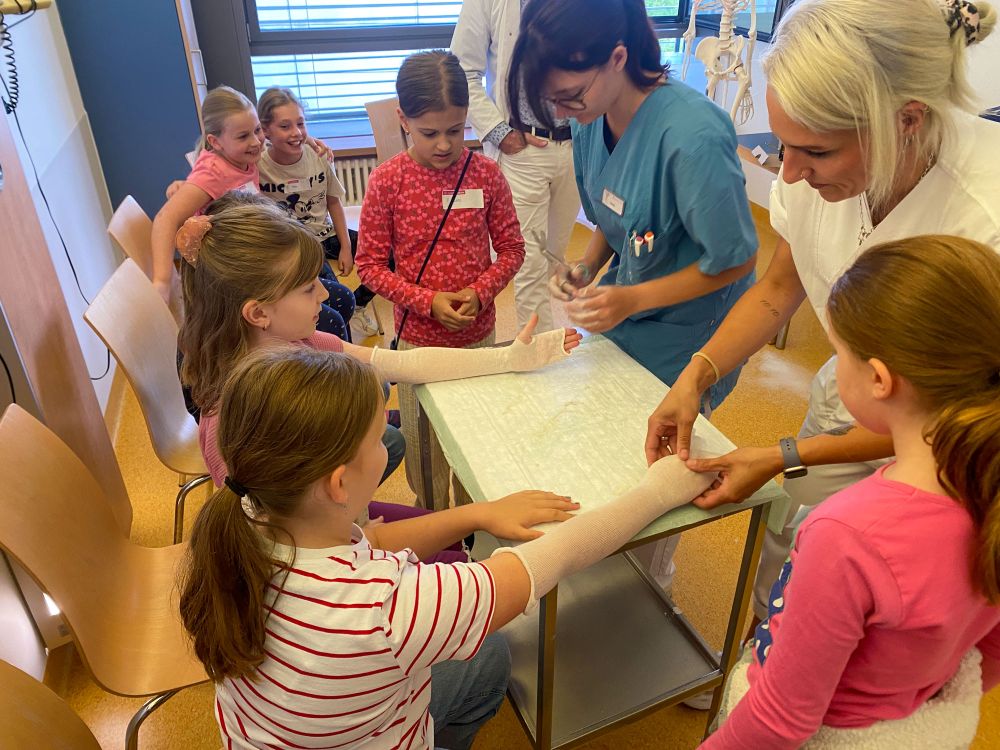 Kinder testen verschiedene medizinische Aufgaben wie Gipsen