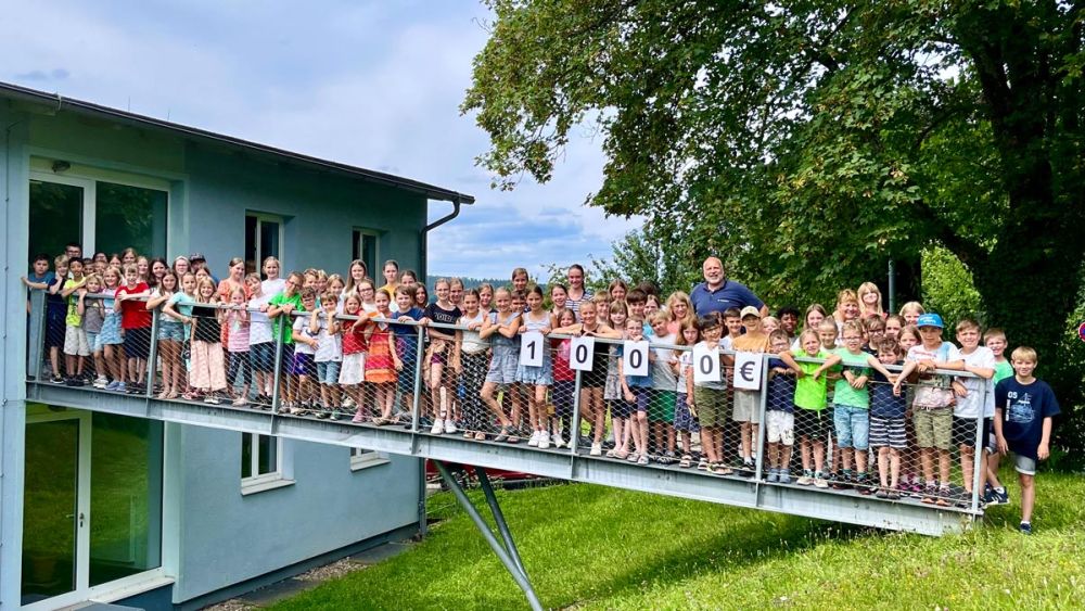 Große Gruppe von Kindern bei der Kinderhochschule in Mosbach
